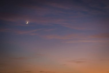 Dramatik günbatımı turuncu ve mor gökyüzü ile moon ile