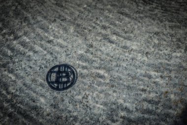 Plastik bit sikke köşesindeki taş geçmişi olan ve su altında.