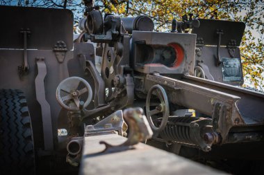 Eski obüs kısa namlulu canon resmini geri