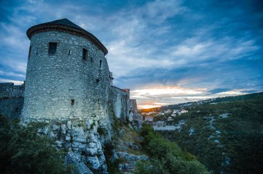 Güzel manzaralı bir tepede Trsat Eski Kastilya yatıyor, en çekici ve en iyi korunmuş mimari anıtları 13. yüzyıl. Günbatımı manzaralı.