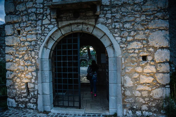 Тропинка Ворота Двери Старого Замка Девушкой Туристкой Трсат Хорватия — стоковое фото