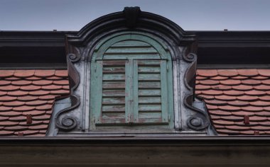 Avrupa'nın çini çevrili bir taç çatı penceresi, eski