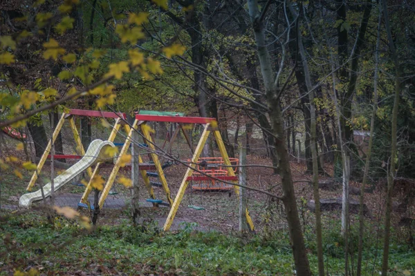 Дождевая Грязная Детская Площадка Осенью Заброшена — стоковое фото