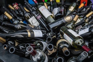 Asma boş şişe görünümü üst yığılmış kapatın