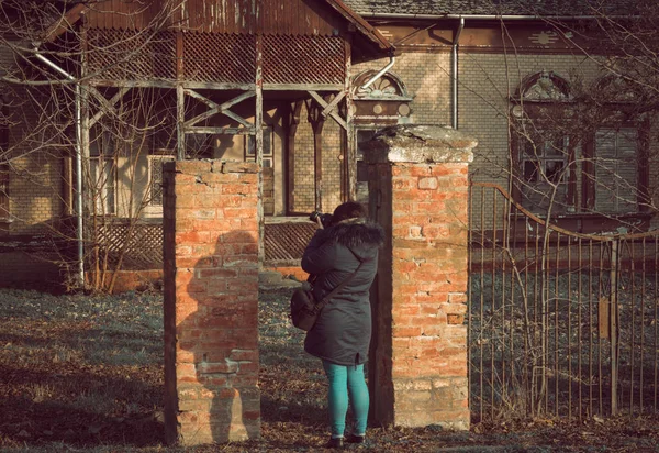 Dívka Podzim Modrých Šatech Zkoumání Parku — Stock fotografie