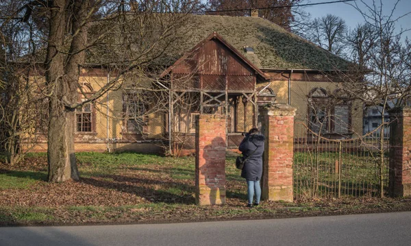 Mädchen Herbst Blauen Klamotten Park — Stockfoto