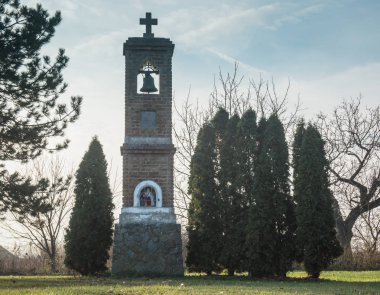 Küçük eski kilise kule güneş ışığı altında arka planda gökyüzü ile