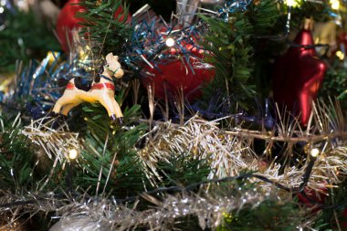 Yapay Noel ağacı ahşap heykelcik, Noel ağacı ışıkları, tinsel ve garland, kırmızı topları için dekorasyon dekore edilmiş