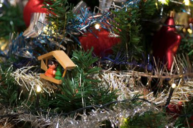 Yapay Noel ağacı ahşap heykelcik, Noel ağacı ışıkları, tinsel ve garland, kırmızı topları için dekorasyon dekore edilmiş