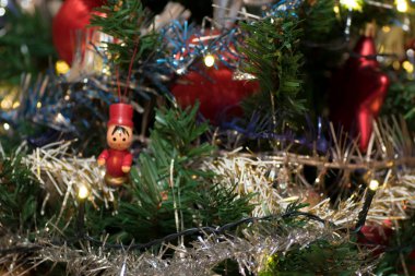 Yapay Noel ağacı ahşap heykelcik, Noel ağacı ışıkları, tinsel ve garland, kırmızı topları için dekorasyon dekore edilmiş