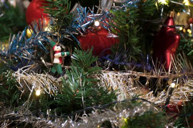 Yapay Noel ağacı ahşap heykelcik, Noel ağacı ışıkları, tinsel ve garland, kırmızı topları için dekorasyon dekore edilmiş