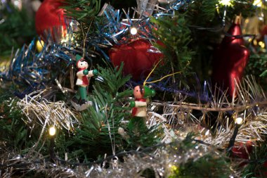 Yapay Noel ağacı ahşap heykelcik, Noel ağacı ışıkları, tinsel ve garland, kırmızı topları için dekorasyon dekore edilmiş