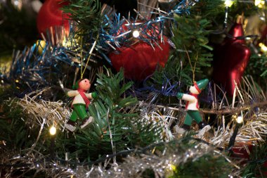 Yapay Noel ağacı ahşap heykelcik, Noel ağacı ışıkları, tinsel ve garland, kırmızı topları için dekorasyon dekore edilmiş