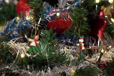 Yapay Noel ağacı ahşap heykelcik, Noel ağacı ışıkları, tinsel ve garland, kırmızı topları için dekorasyon dekore edilmiş