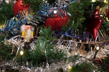 Yapay Noel ağacı ahşap heykelcik, Noel ağacı ışıkları, tinsel ve garland, kırmızı topları için dekorasyon dekore edilmiş