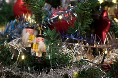 Yapay Noel ağacı ahşap heykelcik, Noel ağacı ışıkları, tinsel ve garland, kırmızı topları için dekorasyon dekore edilmiş