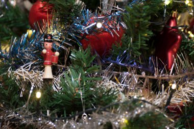 Yapay Noel ağacı ahşap heykelcik, Noel ağacı ışıkları, tinsel ve garland, kırmızı topları için dekorasyon dekore edilmiş