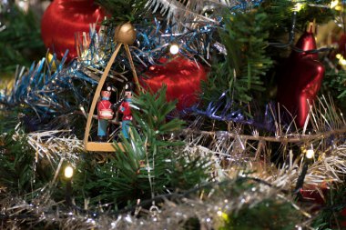 Yapay Noel ağacı ahşap heykelcik, Noel ağacı ışıkları, tinsel ve garland, kırmızı topları için dekorasyon dekore edilmiş