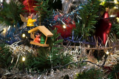 Yapay Noel ağacı ahşap heykelcik, Noel ağacı ışıkları, tinsel ve garland, kırmızı topları için dekorasyon dekore edilmiş