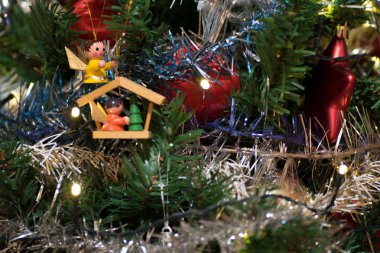 Yapay Noel ağacı ahşap heykelcik, Noel ağacı ışıkları, tinsel ve garland, kırmızı topları için dekorasyon dekore edilmiş