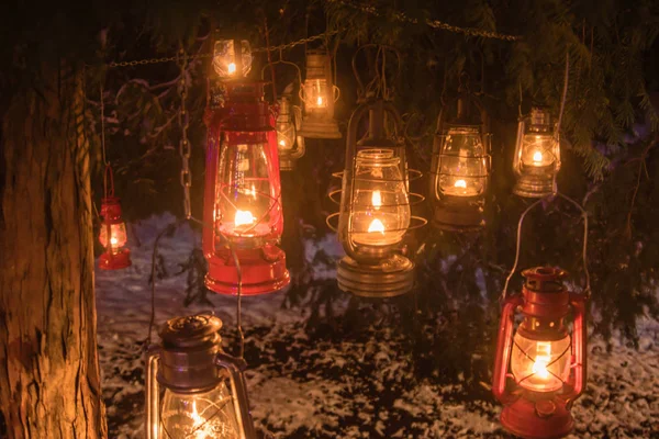 Lanternas Óleo Penduradas Fora Inverno Nevado Parque — Fotografia de Stock