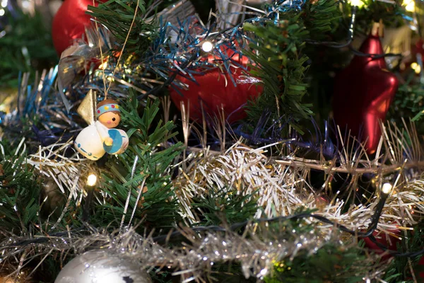 人造圣诞树装饰木制雕像 装饰圣诞树 金丝和花环 红色球 — 图库照片