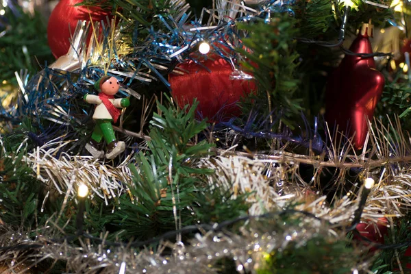 Künstlicher Weihnachtsbaum Geschmückt Mit Holzfigur Weihnachtsbaumschmuck Lichter Lametta Und Girlanden — Stockfoto