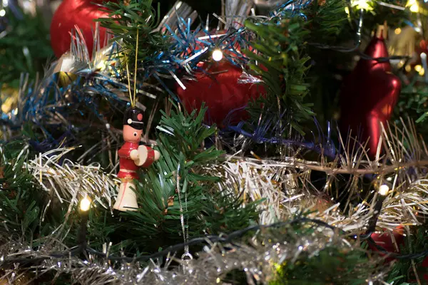 Yapay Noel ağacı ahşap heykelcik, Noel ağacı ışıkları, tinsel ve garland, kırmızı topları için dekorasyon dekore edilmiş