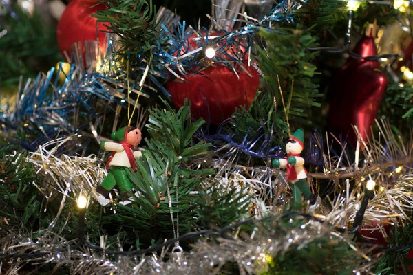 Arbre Noël Artificiel Décoré Avec Figurine Bois Décoration Pour Arbre — Photo