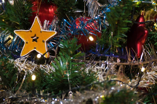 Yapay Noel ağacı ahşap heykelcik, Noel ağacı ışıkları, tinsel ve garland, kırmızı topları için dekorasyon dekore edilmiş