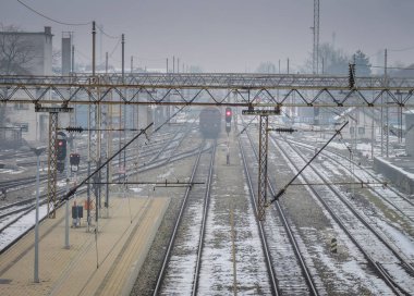 Eski pistlerde kış saatinde demiryolu İstasyonu