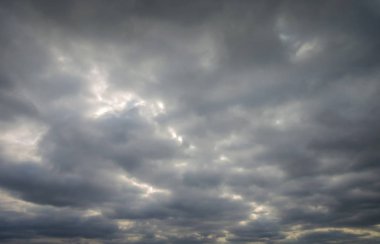 Onları gösteren güneş ışığı ile dramatik gökyüzü