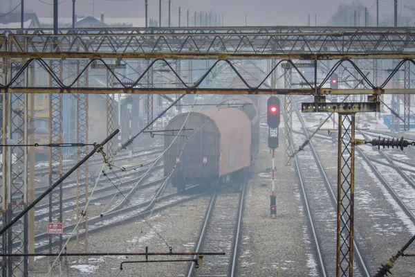 铁路驻地在冬天时间与老轨道 — 图库照片
