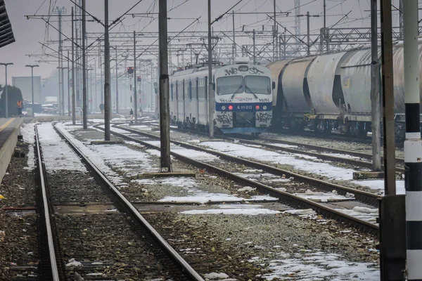 Slavonski Brod, Hırvatistan 1/31/2019: sisli gün ile kar kaplı Tren İstasyonu