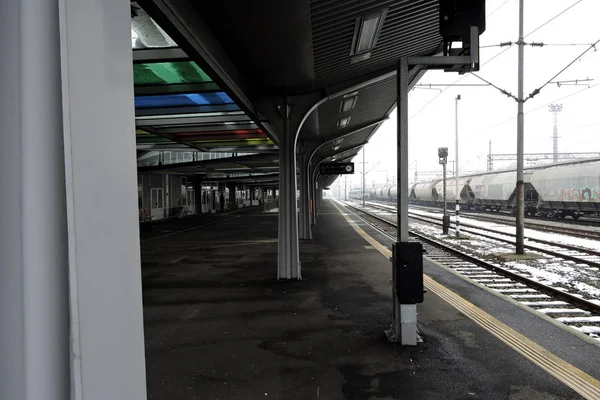 Slavonski Brod Croacia 2019 Estación Tren Cubierta Nieve Con Niebla — Foto de Stock