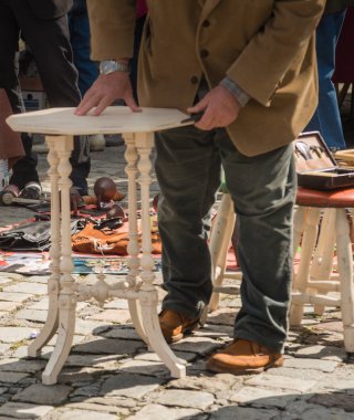 Eski antika pazarında nesneleri kontrol, eller.