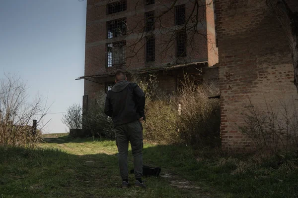 Uomo Scattare Foto Posizione Con Macchina Fotografica Esplorare Luogo Abbondante — Foto Stock