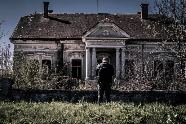 Man Taking Pictures Location Camera Exploring Abounded Place — Stock Photo, Image