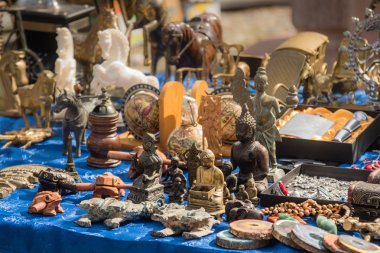 Çeşitli tarihi binalar ve arka planlar ile bir açık hava antika pazarı.