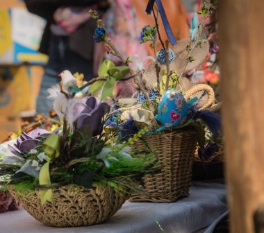 Paskalya için el yapımı süslemeler, pazara maruz