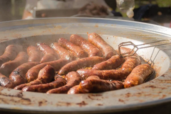 Sosis ve diğer etler ile piyasada et pazarı dışarı.