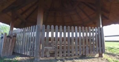 Çardak saman bir çatı ile çim, ekran. Güneşli Gün.