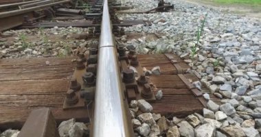 Demiryolu kesişme yolundaki kamerayı yavaşça hareket ettirin.