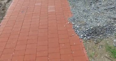 Onlarla tuğla ve kaldırım yollarının inşası.