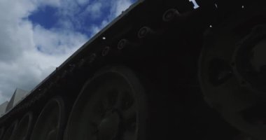 Yan görüşten askeri tank atışı.