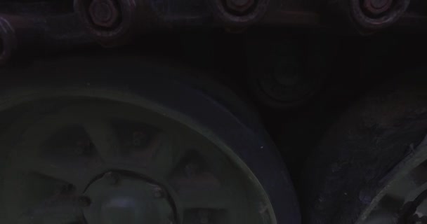 Un vieux char militaire érigé en monument à la guerre qui a passé .