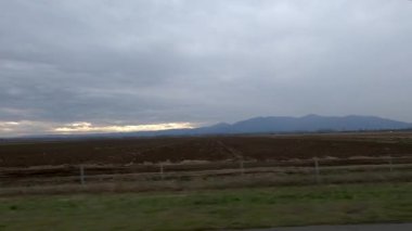 Tarlaları ve Motajica dağını gören bir araçla yola çıkmak. İlkbaharın başında ya da sonbaharın sonunda gün batımında.