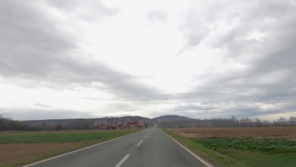 Fahren Sie Auf Der Straße Richtung Eines Kleinen Europäischen Dorfes — Stockvideo