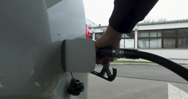 Repostando Coche Una Gasolinera Sostener Grabar Mano Proceso — Vídeo de stock
