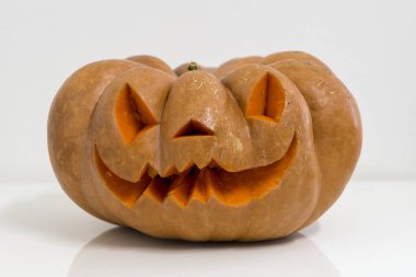 turuncu halloween kabak oyma, ezilmiş ve doğa veya beyaz bir arka plan üzerinde daraltılabilir tipoloji ile